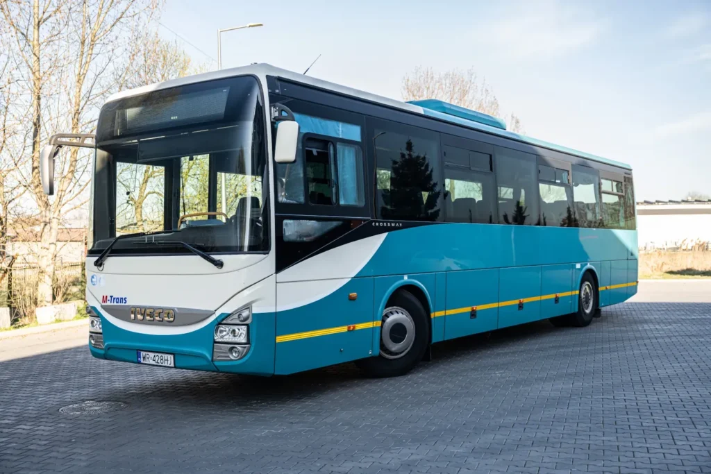Autokar Iveco crossway zielony autobus pasażerski komunikacja podmiejska miedzymiastowa przod autobusu m-trans radom horyzont