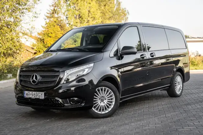 MINI_Czarny Bus Mercedes Benz Vito Ustawiony Bokiem Widok Horyzontalny