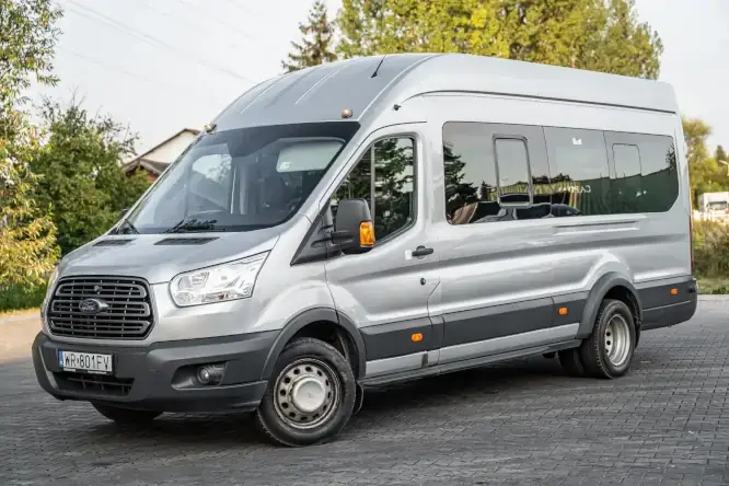 MINI_Srebrny Bus Marki Ford Transit Autobus Zdjęcie od Boku Widok Horyzontalny